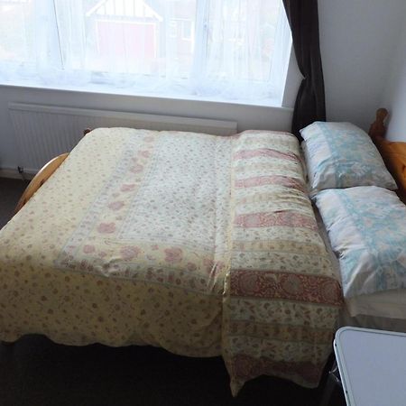 Many Worlds Meet - Eurostar, Wimbledon 30 Mins, Central London, Gatwick 15 Mins - Spacious, Sleeps Up To 16 Plus Cot - Free Wifi, Parking - Next To Lloyd Park, Great For Families, Walkers, Relocators - Ideal For Contractors Κρόιντον Εξωτερικό φωτογραφία