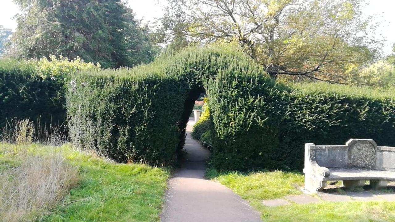 Many Worlds Meet - Eurostar, Wimbledon 30 Mins, Central London, Gatwick 15 Mins - Spacious, Sleeps Up To 16 Plus Cot - Free Wifi, Parking - Next To Lloyd Park, Great For Families, Walkers, Relocators - Ideal For Contractors Κρόιντον Εξωτερικό φωτογραφία
